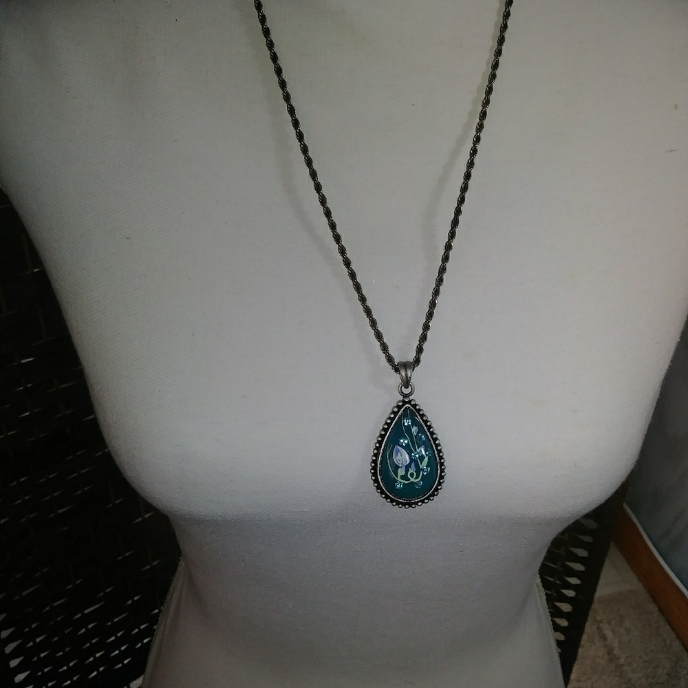Vintage necklace, beautiful detailed pendant